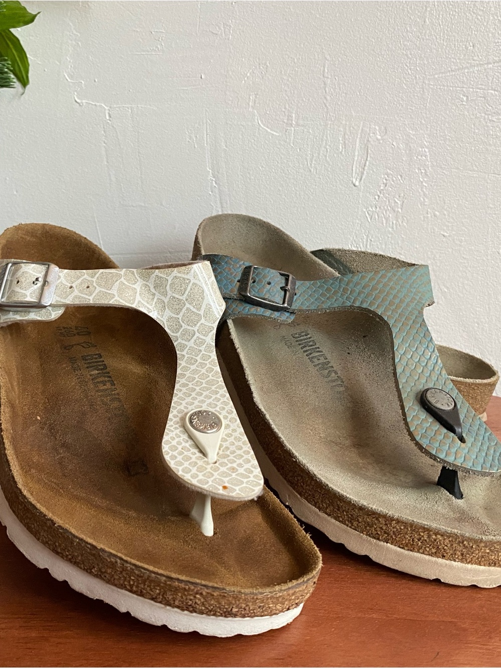 Lot 2 Pre-owned Birkenstock Gizeh Sandals in Light Beige Snake-Print & Blue 40/9